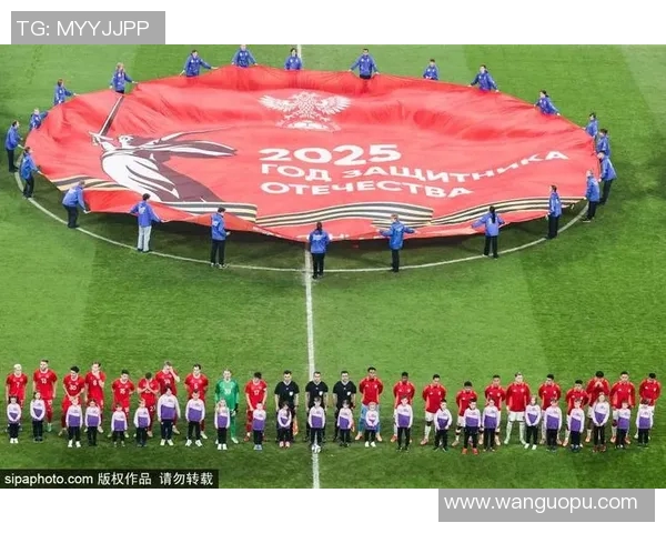 足球明星激烈对抗赛，谁能在绿茵场上笑傲群雄引发球迷热议