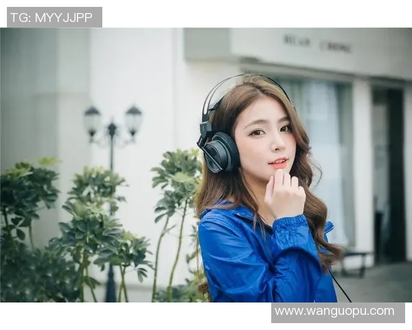 足球球星带耳机街拍潮流时尚展现个性与魅力